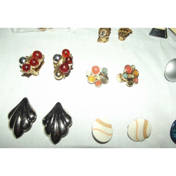 Clip-On Earrings Lot of 8 Pairs (one clip on blank) Vintage - Picture 3 of 7